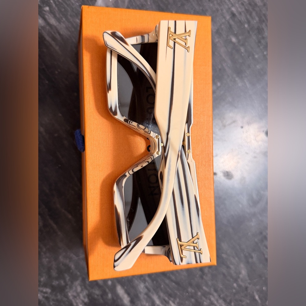 Louis Vuitton cyclone zebra Sunglasses W - Picture 3 of 5